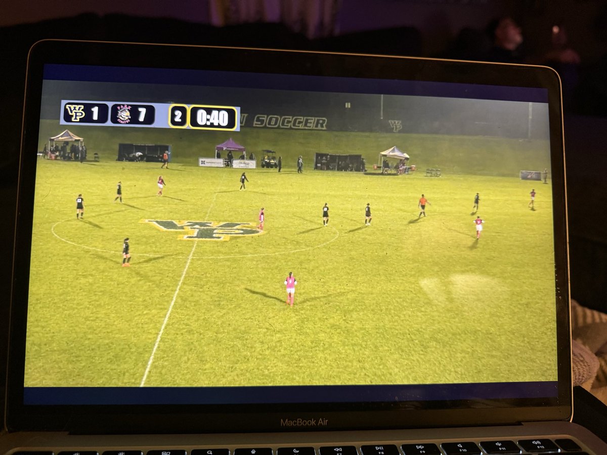 ashleynduke's tweet photo. This happened all game. Get someone who understands that the viewers would actually like to see what’s happening. Absolutely ridiculous. https://t.co/Jyc1wXQcLn