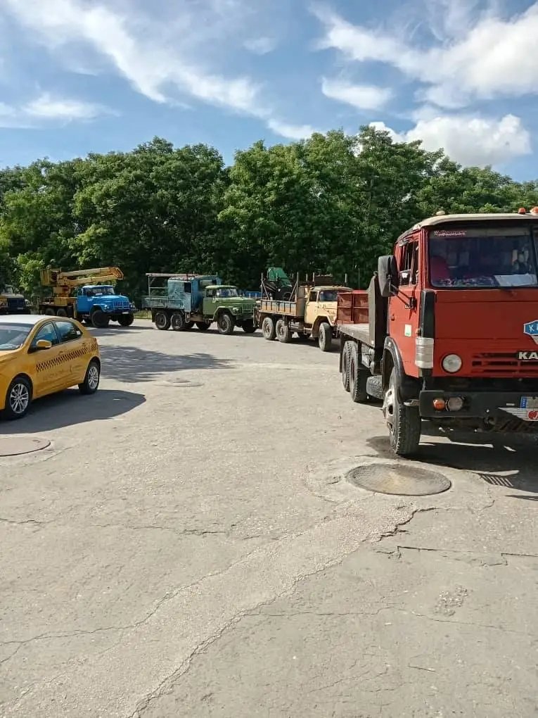 👩🏻‍🔧🌀 Los trabajadores del sector eléctrico de Sancti Spíritus realizan la puesta a punto de sus vehículos y equipos para garantizar el traslado del Contingente Serafín Sánchez hacia el oriente del país, zona afectada por el huracán Melissa.