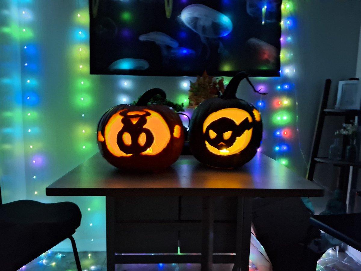 Hero and Dark Chao jackolanterns! 😇👿🎃