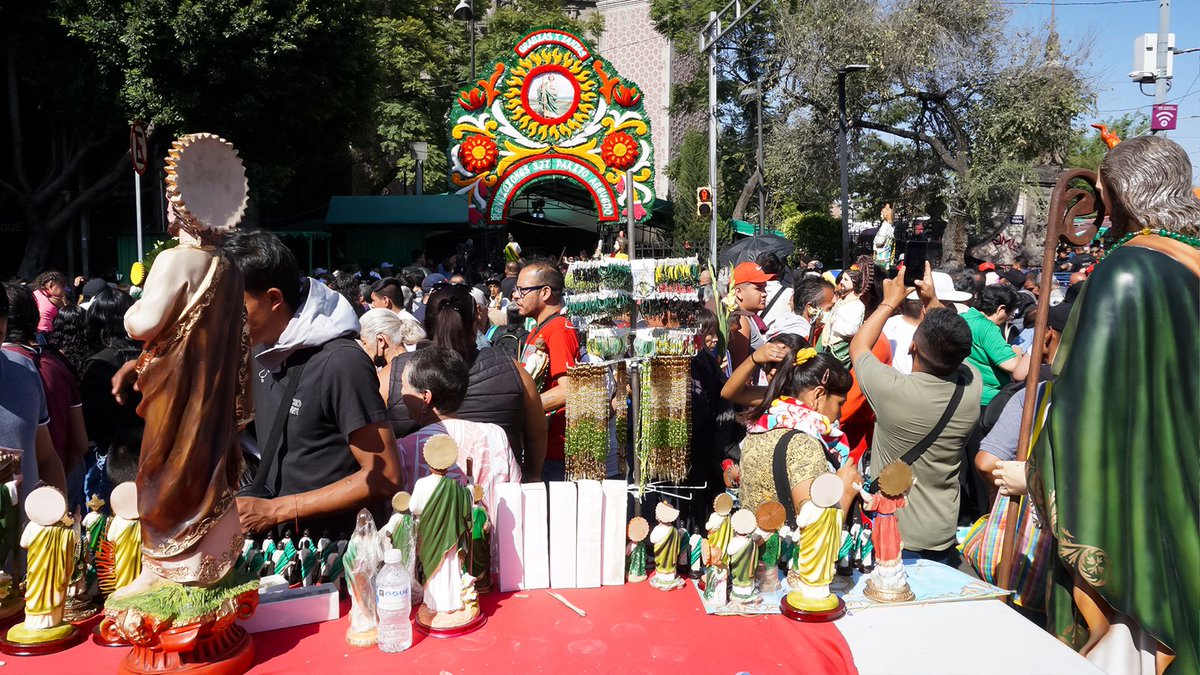 diario24horas's tweet photo. Miles de devotos llegaron a la Iglesia de San Hipólito para celebrar a San Judas Tadeo, el 'santo de las causas difíciles'

https://t.co/XN1BFkm9hC

📷: @g480mx https://t.co/8BV0WVw4Ai