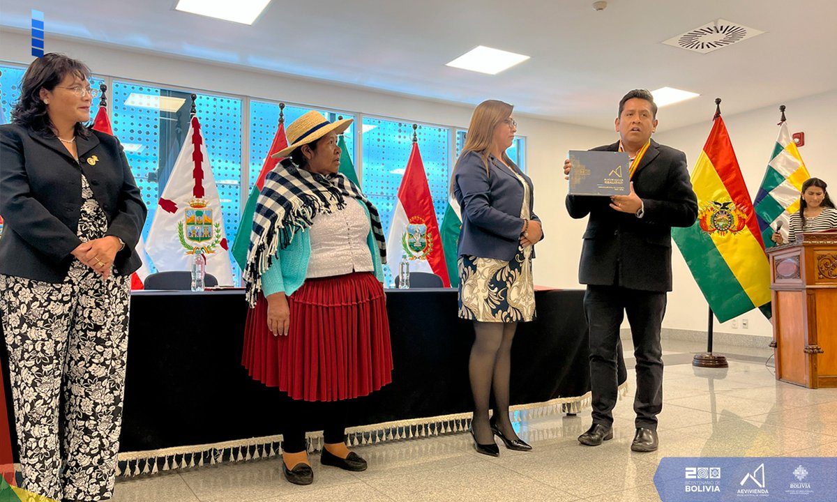 #𝐀𝐄𝐕𝐈𝐕𝐈𝐄𝐍𝐃𝐀 𝐈 La Agencia Estatal de Vivienda recibió un reconocimiento a cargo de la Cámara de Diputados, por la destacable labor realizada garantizando el derecho a la vivienda en el departamento de Oruro. 

𝑪𝒐𝒏𝒔𝒕𝒓𝒖𝒚𝒆𝒏𝒅𝒐 𝑵𝒖𝒆𝒗𝒐𝒔 𝑺𝒖𝒆ñ𝒐𝒔.  🙌