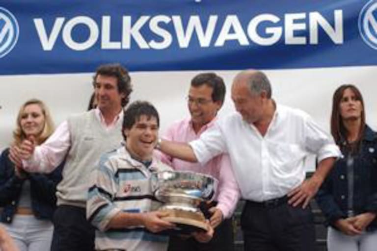 GastonZmuda's tweet photo. #FinalesURBA @SanIsidroClub campeón URBA 2002, que equipazo por dios. 🇪🇪
Nealon, Pietra, Rospo, Artese, Anthony (Iacaruso), Schusterman, Martin, Franzini, Vitale, Cilley, Fefo López, MDDV, Freixas, Ricciardi y Serra.
Ese día fui alcanza pelotas, Regatas lo tuvo pero no pudo. https://t.co/nMMauQ90aK