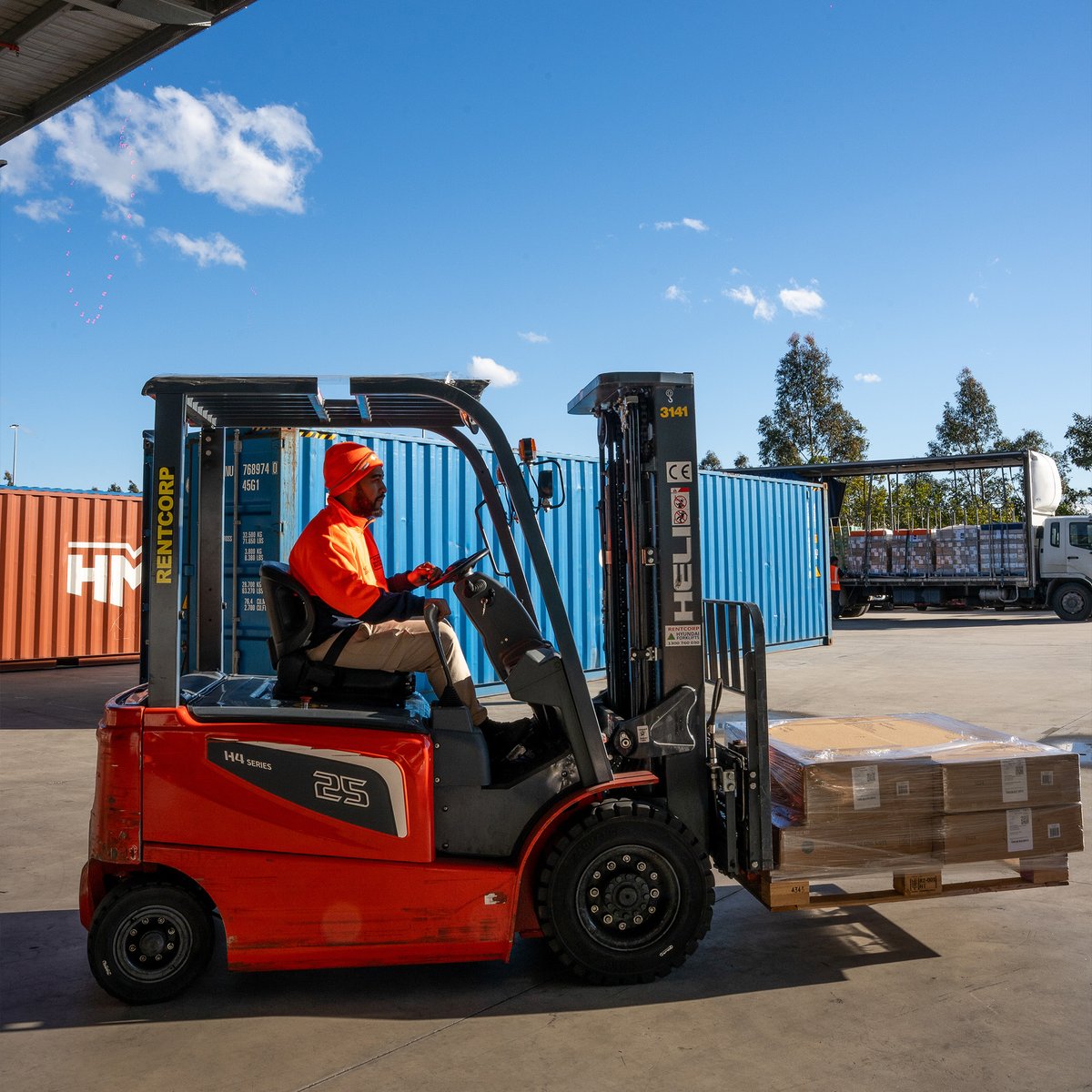 bdynamiclog's tweet image. It’s all about balance — counterbalance! 😁
Safe, efficient, and reliable,  that’s how our team handles every load on the dock. 

#BdynamicLogistics #WarehouseSafety #LogisticsTeam #DockOperations #SafeWork #SupplyChain #OperationalExcellence