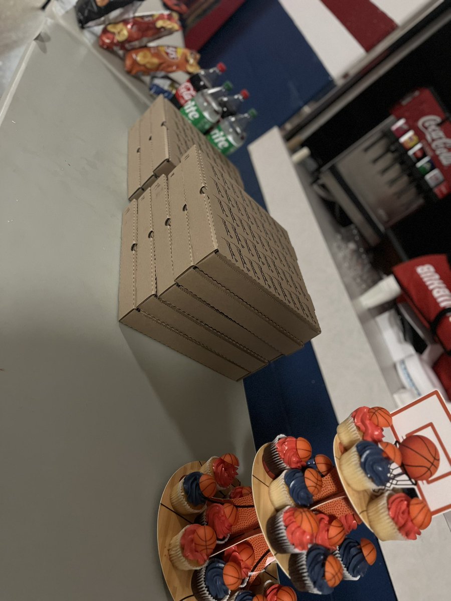 KHS_GBB's tweet image. Our youth league champions had a pizza party tonight! 🏀🍕 thank you Bruno’s for supplying the pizza!