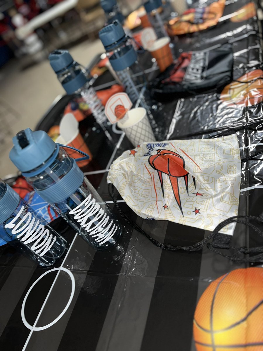 KHS_GBB's tweet image. Our youth league champions had a pizza party tonight! 🏀🍕 thank you Bruno’s for supplying the pizza!