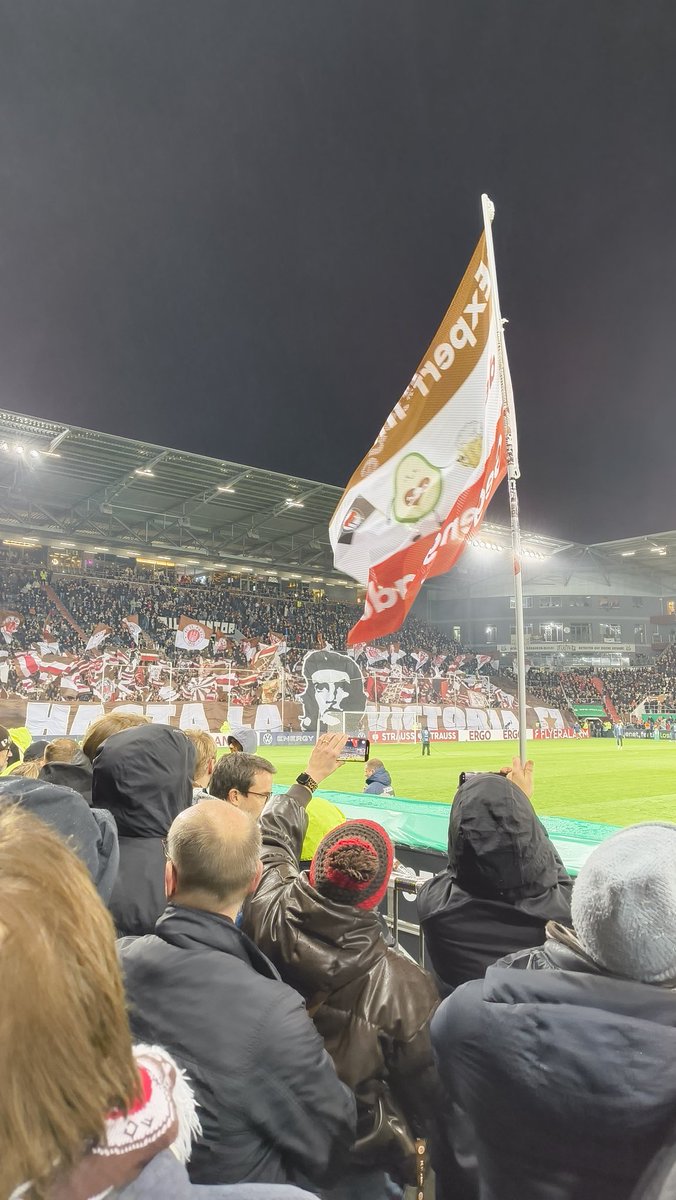 dari_spl's tweet image. Erster Stadionbesuch jemals, erstes Heimspiel jemals und wir gewinnen im bislang krassesten Match der Saison. Unvergesslich @vega_spl 🤎🤍❤️ #fcsp #dfbpokal