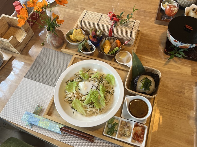 ALT_kuma's tweet photo. 南阿蘇ランチで感動…！

中松駅すぐの【より処 和】さん。 地元の旬菜を使った美しい小鉢がずらり。

要予約の「恵み御膳」は圧巻の品数！ カレーやうどんも小鉢8種付きで驚きの豪華さ😋 心満たされる隠れ家です。

詳細は記事で👇 https://t.co/ZiR8HLv7Bz

#南阿蘇ランチ #阿蘇グルメ #より処和 https://t.co/VrYg60lkLp