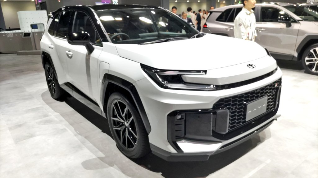 新型RAV4は全て日本仕様！ GRスポーツのプラチナホワイトパールも良い