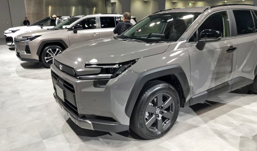 新型RAV4は全て日本仕様！ GRスポーツのプラチナホワイトパールも良い