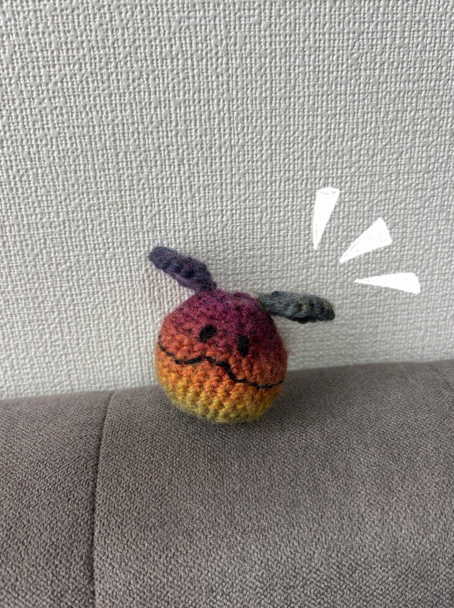 グラデーション毛糸を見つけて、不器用ながらゲーミングハロを編んでみた🧶🪡球体編むのもステッチしたのも初めてなので不器用が炸裂してるんだけど、自分的に可愛くできたと思ってる☺️
