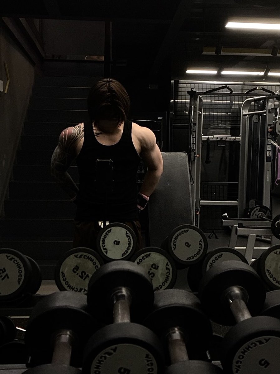 对于怎么练都只长前束不长胸已经释怀了 #宽肩窄腰 #反差 #男菩萨