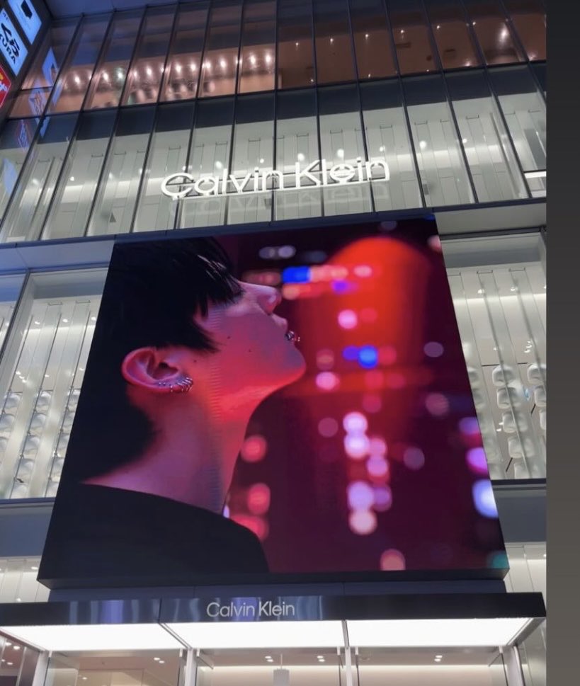 Jungkook_SNS's tweet photo. Jungkook’s new campaign ad playing outside Calvin Klein’s store

#JUNGKOOKXCALVINKLEIN
#JungkookForCalvinKlein https://t.co/e0Rof3z5nB