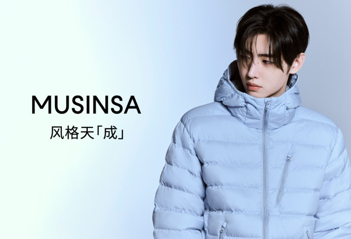 Kpop_Herald's tweet photo. .@ENHYPEN_members' #SUNGHOON showed massive impact as a brand ambassador for @musinsaofficial China, driving over 500 million won in sales within the first hour of a Tmall special event on Oct. 27. The Musinsa Standard "City Leisure Hooded Light Down Jacket" he wore in the picture sold out in just one minute. #Musinsa aims to further boost K-fashion's reach in China through tailored products and ambassador-led marketing.
Photo credit: Musinsa China
#SUNGHOON #ENHYPEN #MusinsaChina #SUNGHOONxMUSINSA #ENHYPEN_SUNGHOON