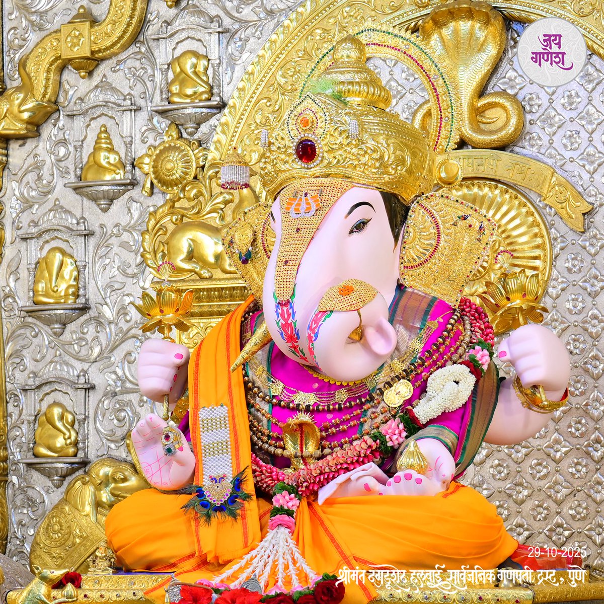 प्रणम्य शिरसा देवं गौरी विनायकम् । भक्तावासं स्मेर नित्यमाय्ः कामार्थसिद्धये
.
.
.
.
#shrimant #dagdusheth #shrimantdagdushethhalwaiganpati #ganpati #ganpatibappa #pune #maharashtra #bappa