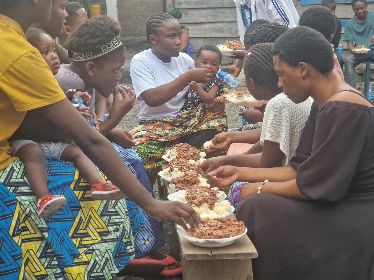 fomubisa's tweet photo. 18 oct 2025 🌍 Journée mondiale du lavage des mains à OSHOH !
FOMUBISA + MUTOTA + AVSD Dr Faustin démontre les 5 étapes 🎲 Jeux & rires 🍽️ Repas partagé avec ❤️
Un grand moment de connexion & joie avec les orphelins.
#JournéeDuLavageDesMains #FOMUBISA #AVSD #MUTOTA https://t.co/KhqbCTc8dG