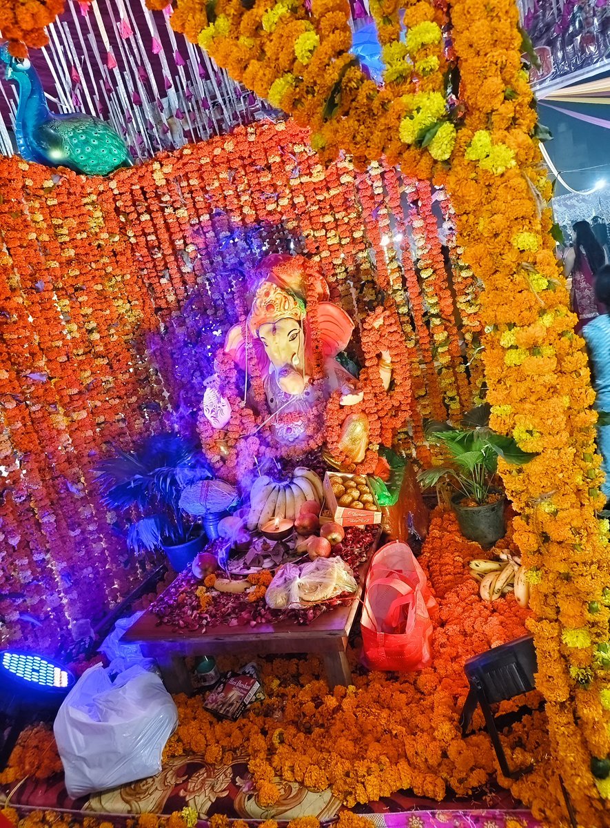 वक्र तुंड महाकाय, सूर्य कोटि समप्रभ:।
निर्विघ्नं कुरु मे देव,शुभ कार्येषु सर्वदा॥"
ॐ एकदंताय विद्महे वक्रतुंडाय धीमहि तन्नो दंती प्रचोदयात्॥ 

🙏🚩ॐ श्री गणेशाय नमः 🚩 🙏