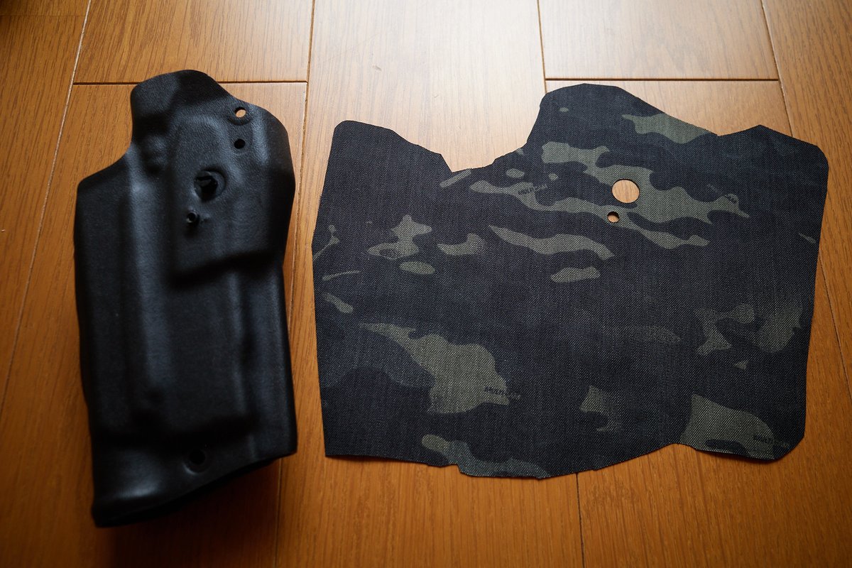 ikeura's tweet photo. 生地が手に入ったので自分でラッピングしてみた。

#safariland #holster #MCB 
#サファリランド #ホルスター #マルチカムブラック https://t.co/EBsBWgGGhQ
