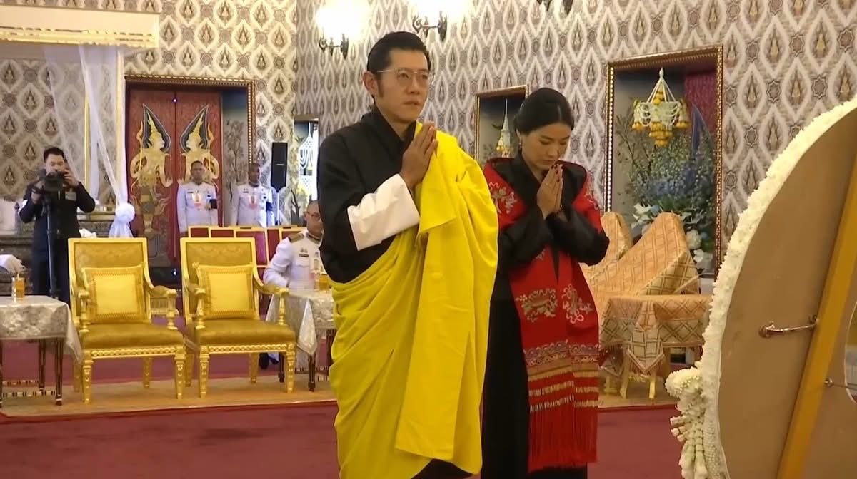 Skyboyz15's tweet image. กษัตริย์และพระราชินีภูฏาน เสด็จพระราชดำเนินไปพระที่นั่งดุสิตมหาปราสาท ในพระบรมมหาราชวัง ทรงวางพวงมาลาถวายราชสักการะ ที่หน้าพระโกศ พระบรมศพ สมเด็จพระบรมราชชนนีพันปีหลวง 🙏🏻
#สมเด็จพระพันปีหลวง #พระพันปีหลวง
#กษัตริย์จิกมี #ภูฏาน