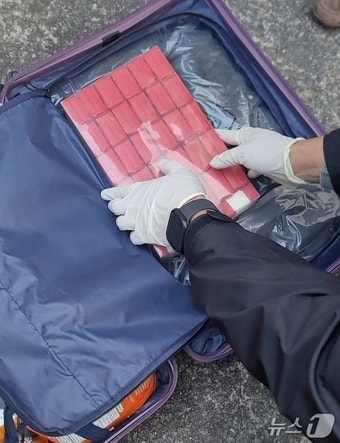 Awaken_Eyes's tweet image. '4만명 분량' 필로폰 캐리어에 숨겨 제주행…중국인 구속영장
n.news.naver.com/mnews/article/…