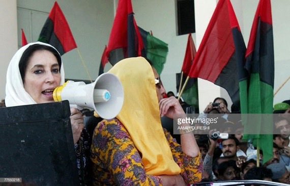 AyazBuriroPPP's tweet image. 29 October 2007: 
Shaheed Mohtarma Benazir Bhutto visited her ancestral home in Larkana and addressed workers outside Sukkur Airport.