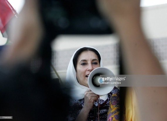 AyazBuriroPPP's tweet image. 29 October 2007: 
Shaheed Mohtarma Benazir Bhutto visited her ancestral home in Larkana and addressed workers outside Sukkur Airport.
