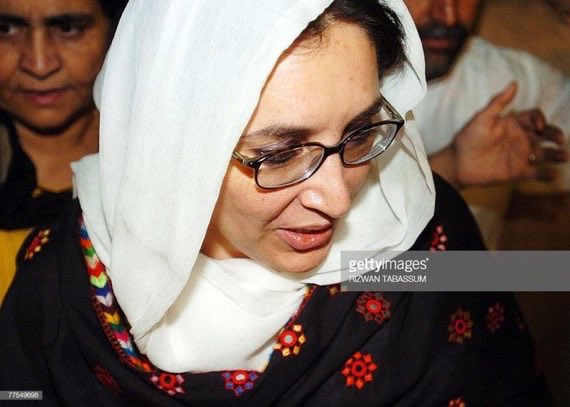 AyazBuriroPPP's tweet image. 29 October 2007: 
Shaheed Mohtarma Benazir Bhutto visited her ancestral home in Larkana and addressed workers outside Sukkur Airport.