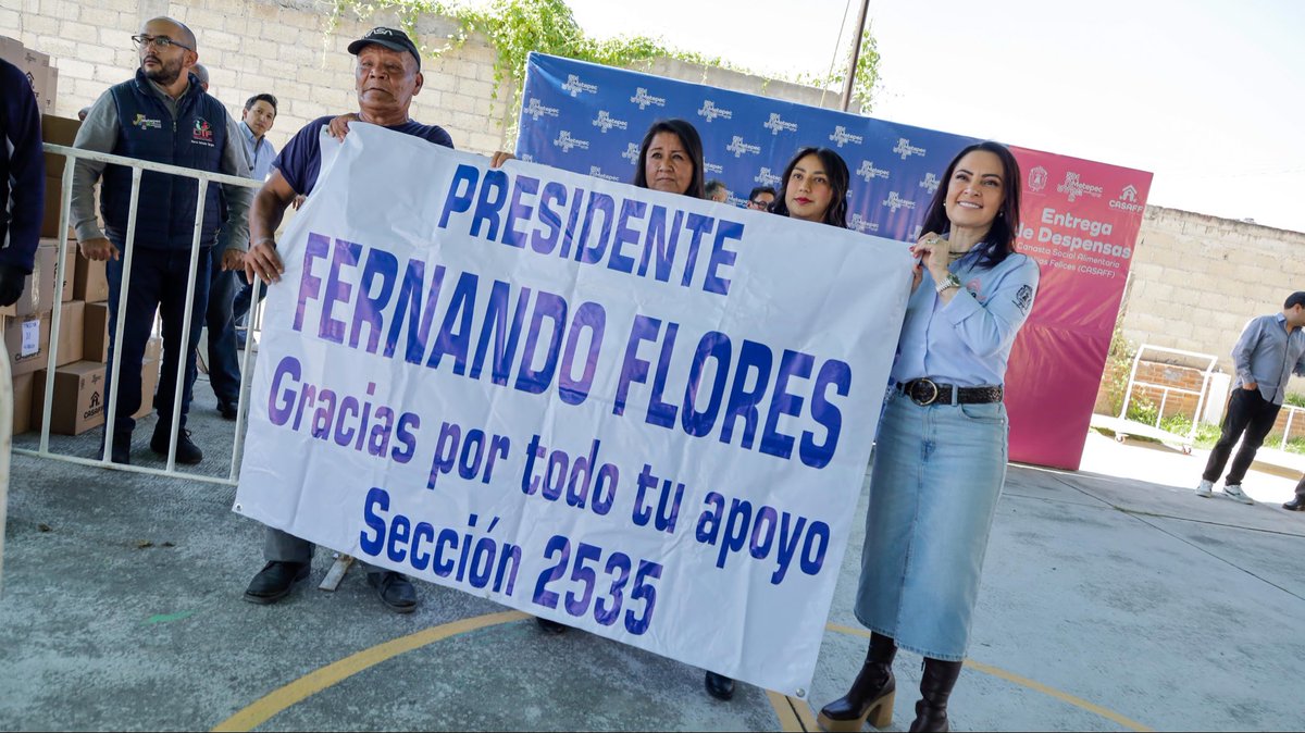 FerFlores_Emp's tweet photo. Hoy, junto a mi esposa @Irai_Albarran, visitamos a mis vecinas y vecinos de San Jorge Pueblo Nuevo, La Michoacana y La Unión para entregarles sus canastas alimentarias de Familias Felices. 

Estas acciones hacen la diferencia en casa y me encanta poder compartir estos momentos con ustedes. ¡Siempre es un gusto encontrarnos y platicar!

Seguimos cerquita, trabajando por ustedes y con ustedes.