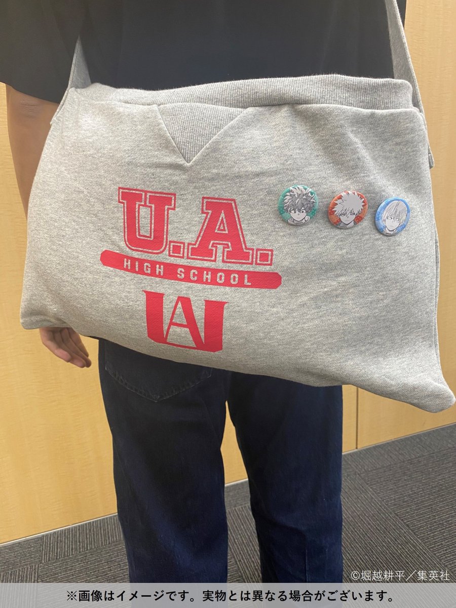 ヒロアカ 原画展 缶バッジ付きカレッジ風スウェットバッグ 僕のヒーローアカデミア ヒロアカ原画展 大阪 新グッズ紹介】 □缶バッジ付きカレッジ風