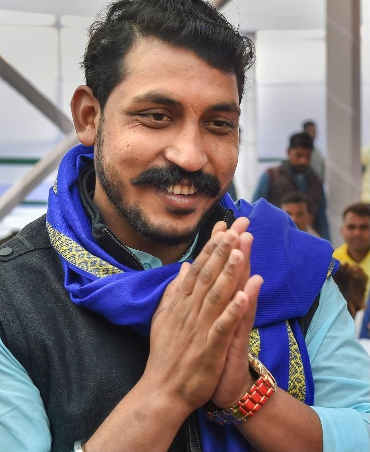 ASwatntra's tweet image. चंद्रशेखर और अनिल मिश्रा

चंद्रशेखर ने अपने समाज की आवाज उठाई तो देश के सभी नेताओ ने उसका समर्थन किया जबकि चंद्रशेखर जेल जा चुका था, दंगे भड़काने, अराजकता फैलाने आदि केस में लेकिन फिर भी इस देश के नेताओं ने उसे मसीहा बना दिया जबकि उसने ब्राह्मणों सहित हिंदुओं के लिए बहुत भड़काऊ…