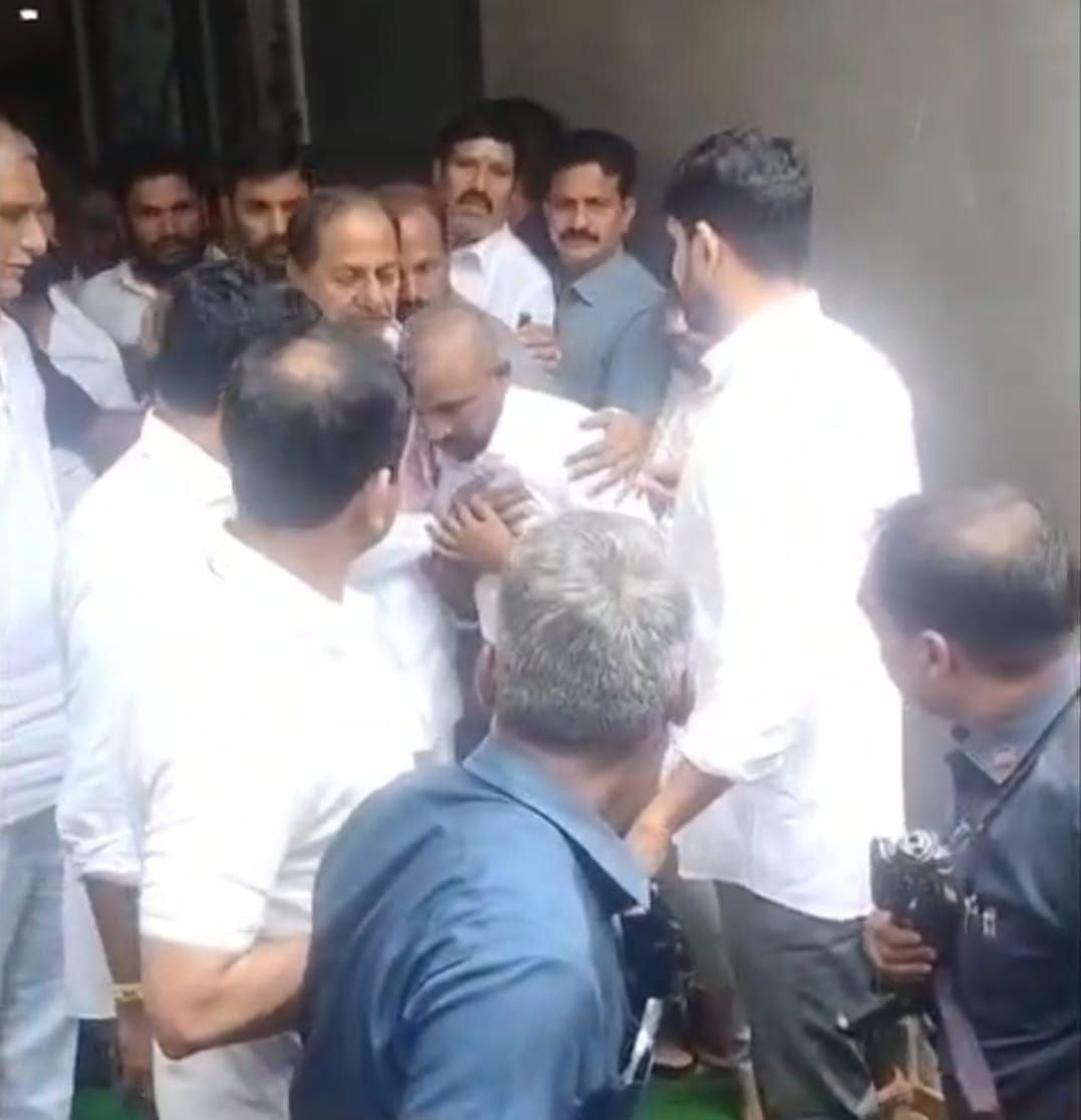 Dr.Errolla Srinivas (@drerrolla) on Twitter photo ఇటీవల మా తండ్రి ఎర్రోళ్ల విజ్జయ్య మరణానికి  ప్రగాఢ సానుభూతి తెలియజేసిన గౌరవ తెలంగాణ తొలి ముఖ్య మంత్రి కెసిఆర్ గారు ఆప్యాయంగా గుండెలకు హద్దుకొని ధైర్యం చెప్పారు..
<a href="/BRSparty/">BRS Party</a> <a href="/KCRBRSPresident/">KCR</a> ఇటీవల మా తండ్రి ఎర్రోళ్ల విజ్జయ్య మరణానికి  ప్రగాఢ సానుభూతి తెలియజేసిన గౌరవ తెలంగాణ తొలి ముఖ్య మంత్రి కెసిఆర్ గారు ఆప్యాయంగా గుండెలకు హద్దుకొని ధైర్యం చెప్పారు..
<a href="/BRSparty/">BRS Party</a> <a href="/KCRBRSPresident/">KCR</a>