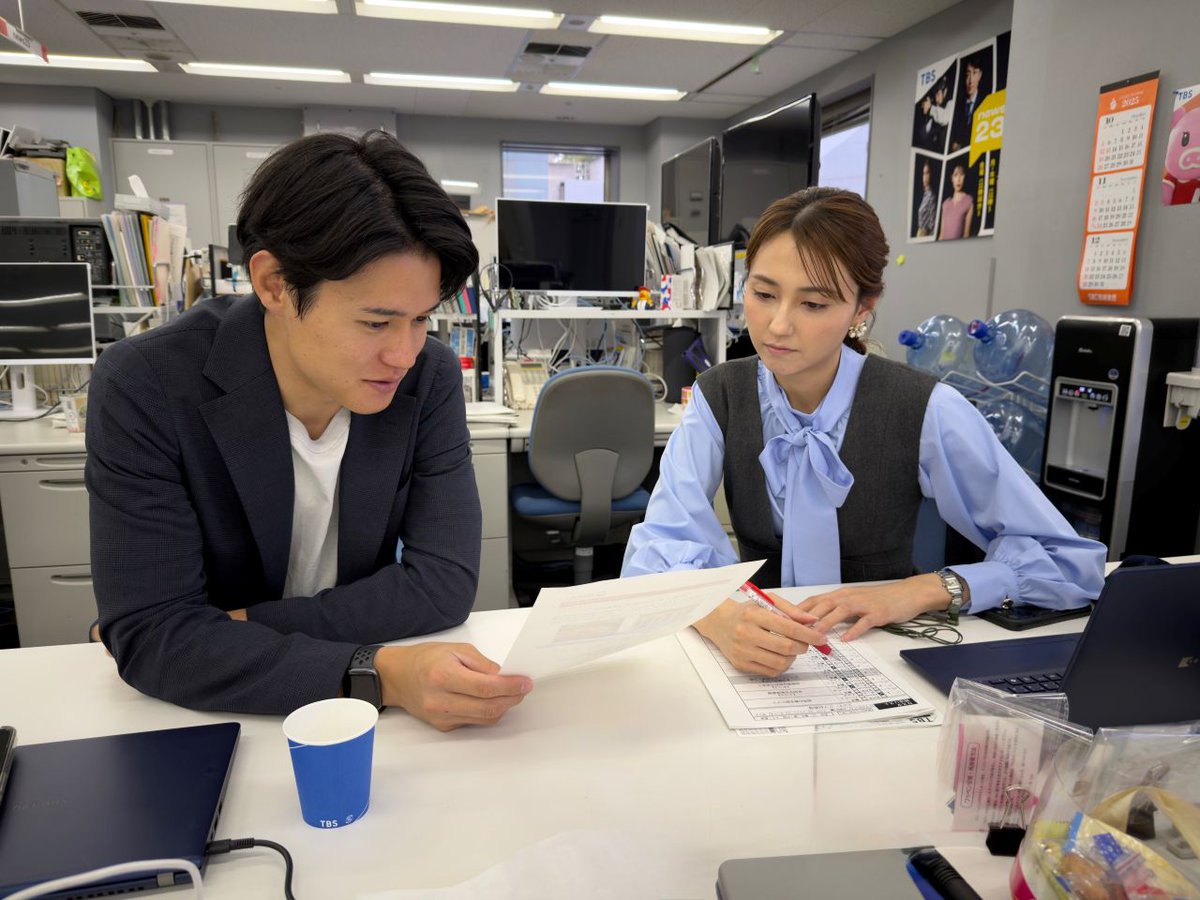 真剣な表情で放送内容を打ち合わせする #山形アナ と #高柳アナ 📸

#Nスタ 
本日のコメンテーターは
#石田健 さんです！

ラインナップ
▼上がり続ける卵価格 クリスマスケーキに打撃
▼ついに自衛隊の派遣まで・・・クマ被害に新対策
▼特集　真夜中の仕事人
など放送予定です！ぜひご覧ください📷