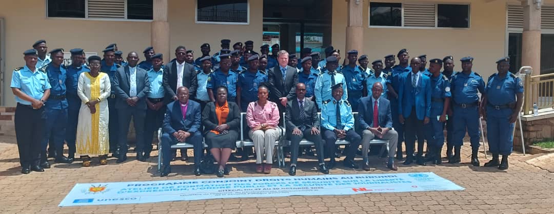 IrebeFM's tweet image. 🌍💬 Renforcement de la liberté d’expression : l’UNESCO et le #Burundi unissent leurs forces pour la sécurité des journalistes 🇧🇮

L’ @UNESCO, en partenariat avec le @MininterInfosBi, a lancé une formation nationale destinée aux forces de sécurité sur la #LibertéExpression et la…