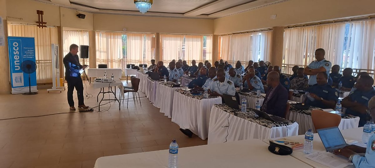 IrebeFM's tweet image. 🌍💬 Renforcement de la liberté d’expression : l’UNESCO et le #Burundi unissent leurs forces pour la sécurité des journalistes 🇧🇮

L’ @UNESCO, en partenariat avec le @MininterInfosBi, a lancé une formation nationale destinée aux forces de sécurité sur la #LibertéExpression et la…