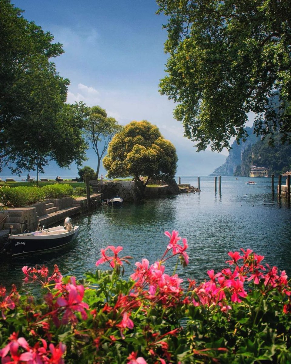 EvaJohnson55699's tweet photo. Lake Garda, Italy https://t.co/hN9ApS2EMw