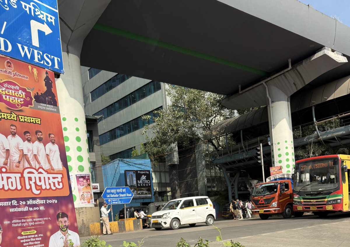 MNCDFanonymous's tweet image. Spotted this @MTPHereToHelp constable at LBS Marg Vikhroli allowing 4 seater sharing auto also clicking photos on his personal phone , will @CMOMaharashtra @CPMumbaiPolice act on this as it’s a corrupt nexus between share auto mafia and such constables . #MNCDFCollective