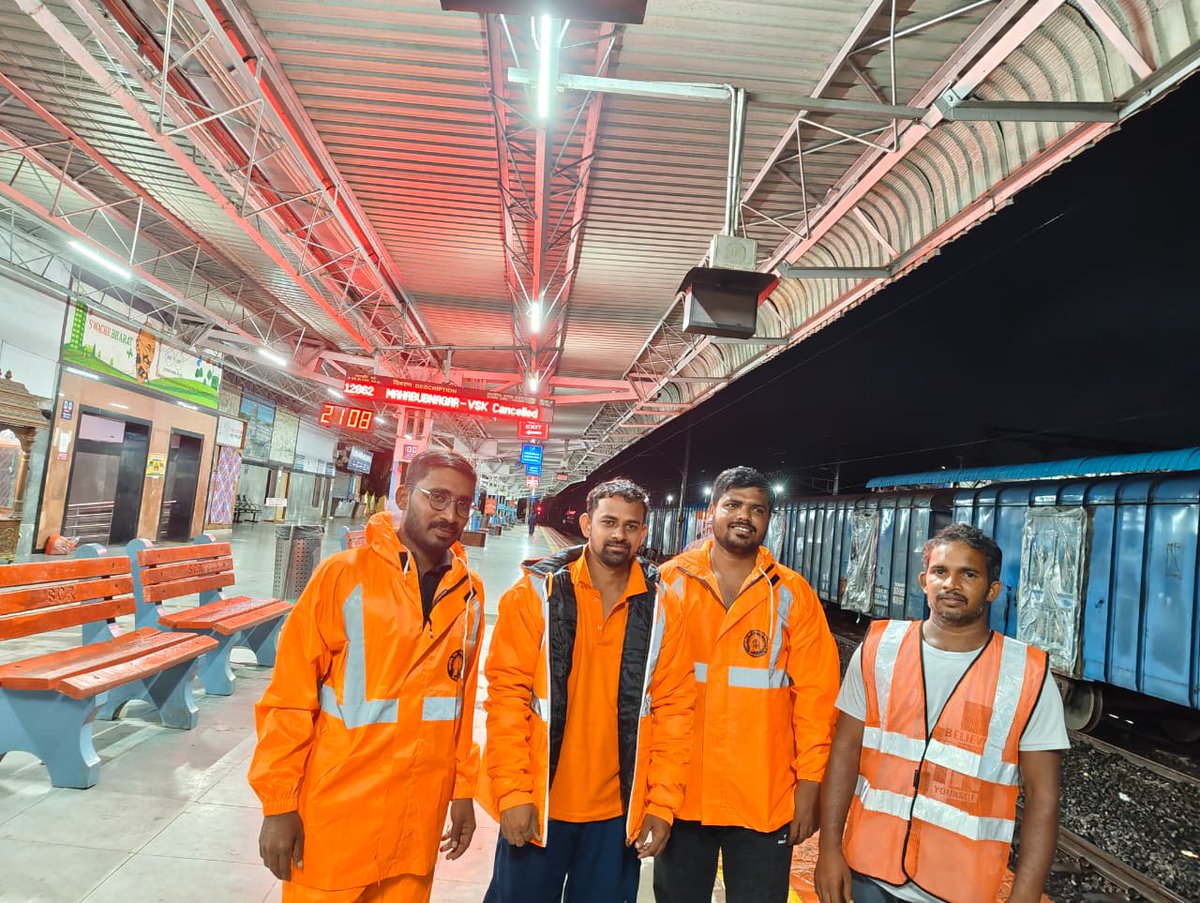 drmvijayawada's tweet photo. Vijayawada Division had  mobilised full resources to ensure safe & smooth train operations:

⚙️ 25 Excavators | 24 Sandbag & Boulder Wagons | 72 Track Machines
👷‍♂️ 450 Labourers & 475 Trackmen on patrol
🏗️ Emergency reserves of sand, boulders, steel girders & pipes ready at key sites.

#CyclonePreparedness #SCRUpdates #VijayawadaDivision #CycloneMontha #IndianRailways #SafetyFirst #TrainCancellations #PassengerSafety #PassengerFirst #YatriSewa @RailMinIndia @AshwiniVaishnaw @SCRailwayIndia @rpfscrbza @RPF_INDIA