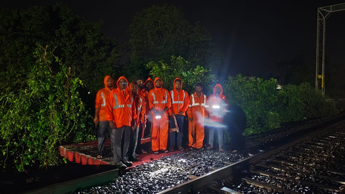 drmvijayawada's tweet photo. Vijayawada Division had  mobilised full resources to ensure safe & smooth train operations:

⚙️ 25 Excavators | 24 Sandbag & Boulder Wagons | 72 Track Machines
👷‍♂️ 450 Labourers & 475 Trackmen on patrol
🏗️ Emergency reserves of sand, boulders, steel girders & pipes ready at key sites.

#CyclonePreparedness #SCRUpdates #VijayawadaDivision #CycloneMontha #IndianRailways #SafetyFirst #TrainCancellations #PassengerSafety #PassengerFirst #YatriSewa @RailMinIndia @AshwiniVaishnaw @SCRailwayIndia @rpfscrbza @RPF_INDIA