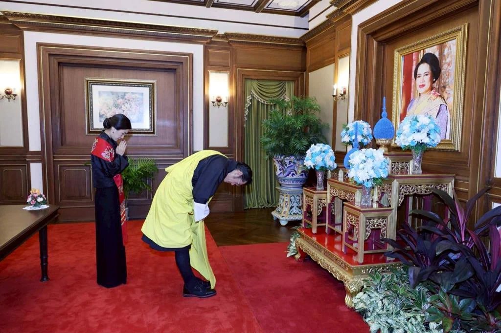 chanuttharu's tweet photo. 29 ต.ค. เวลา 10.10 น. สมเด็จพระราชาธิบดี จิกมี เคเซอร์ นัมเกล วังชุก แห่งภูฏาน เสด็จพระราชดำเนินพร้อมด้วยสมเด็จพระราชินีเจตซุน เพมา วังชุก มาทรงวางพวงมาลาถวายราชสักการะหน้าพระโกศพระบรมศพ พระพันปีหลวง ณ พระที่นั่งดุสิต 
💙 มหามิตรของไทย
🙏🙏🙏ทรงพระเจริญ https://t.co/uqHqwJD9Ha