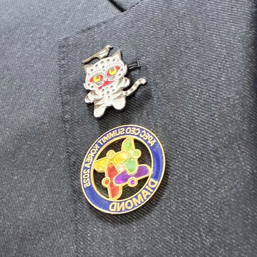 เข็มกลัดบนเสื้อนะโมน่ารักมาก เป็นรูปน้องเสือที่บนหัวมีนกกางเขนเกาะอยู่ ซึ่งเป็นเมิร์ชของพิพิธภัณฑสถานแห่งชาติเกาหลี (National Museum of Korea)