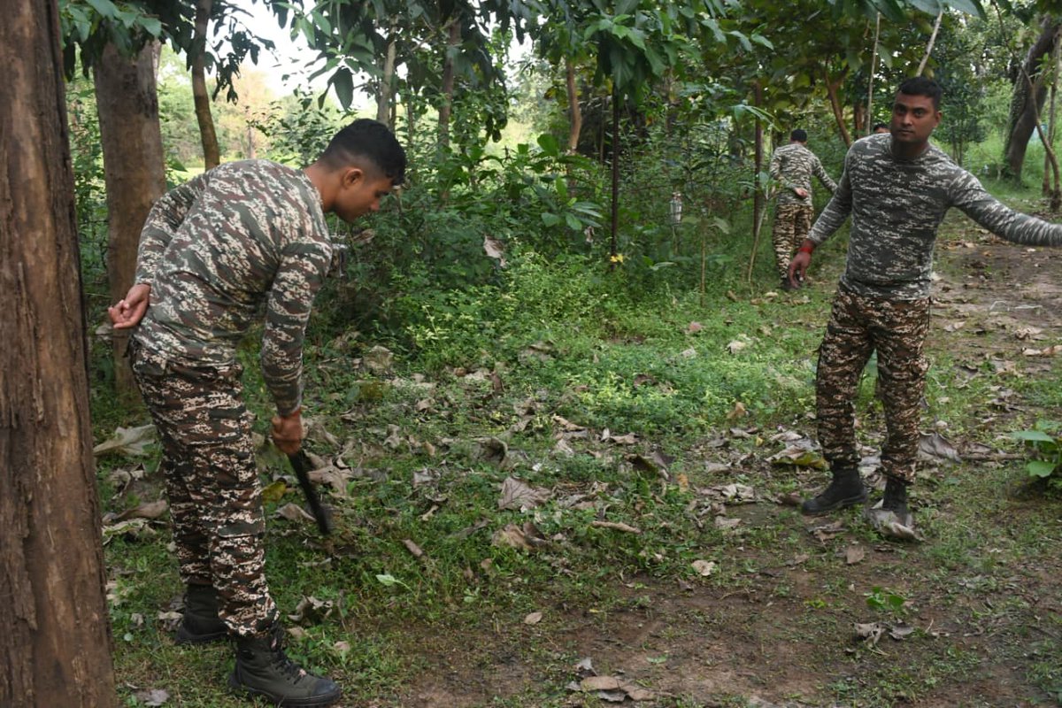 111CRPF's tweet image. #Special Campaign 5.0::  111 BN CRPF conducted Special Campaign 5.0 for institutionalizing Swachhata and minimising pendency.