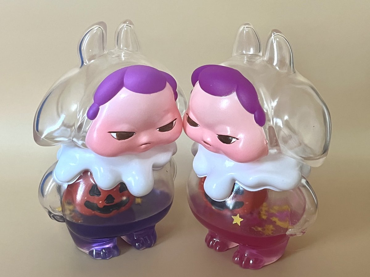 「今年のハロウィンはどんなお菓子がもらえるかな… #マンタベビー #ソフビ」|七語つきみのイラスト