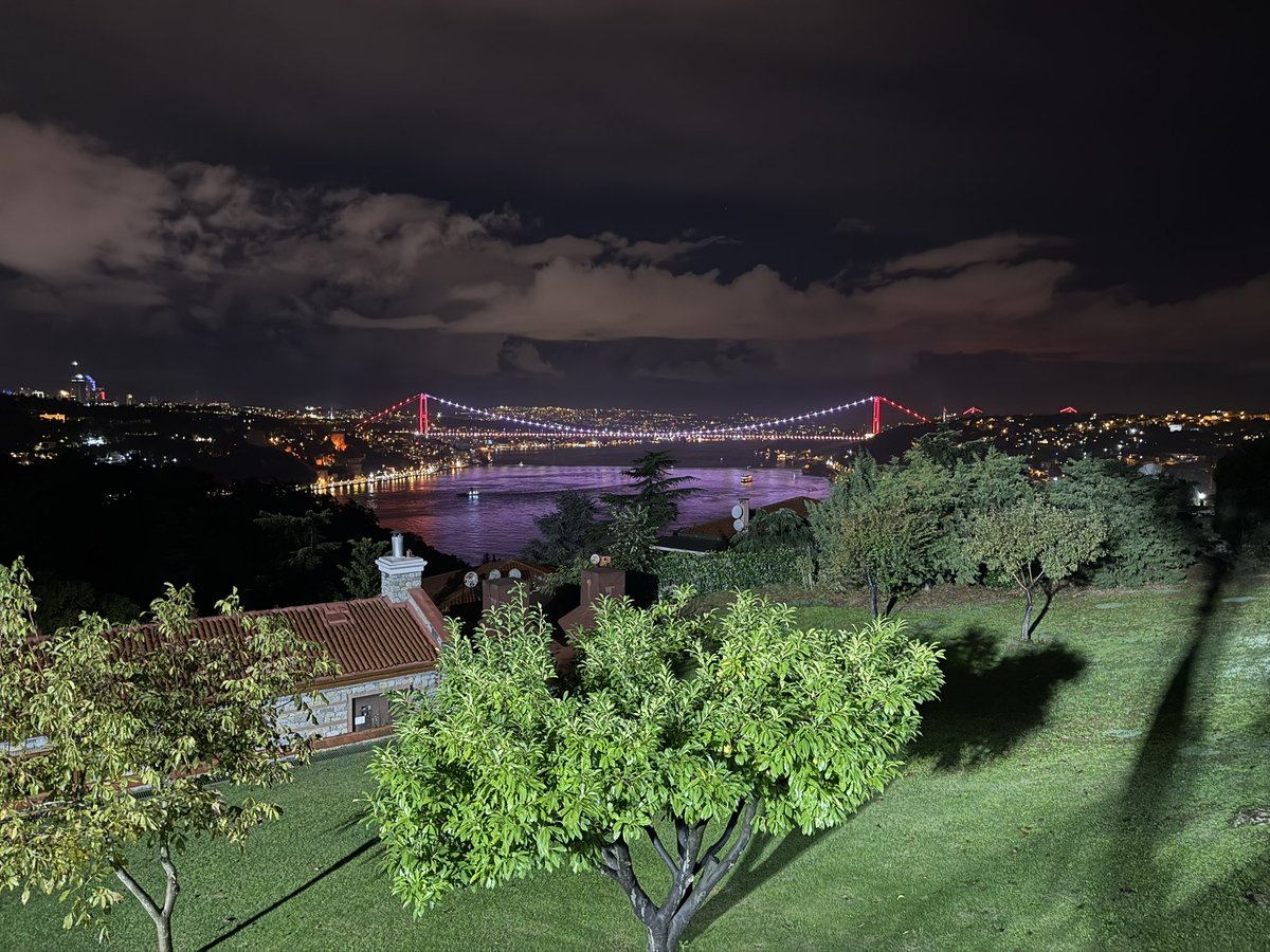 Boğazda gece muhteşem ve muntazam manzara 

📍Cemil Sultan Korusu , Üsküdar, İst.