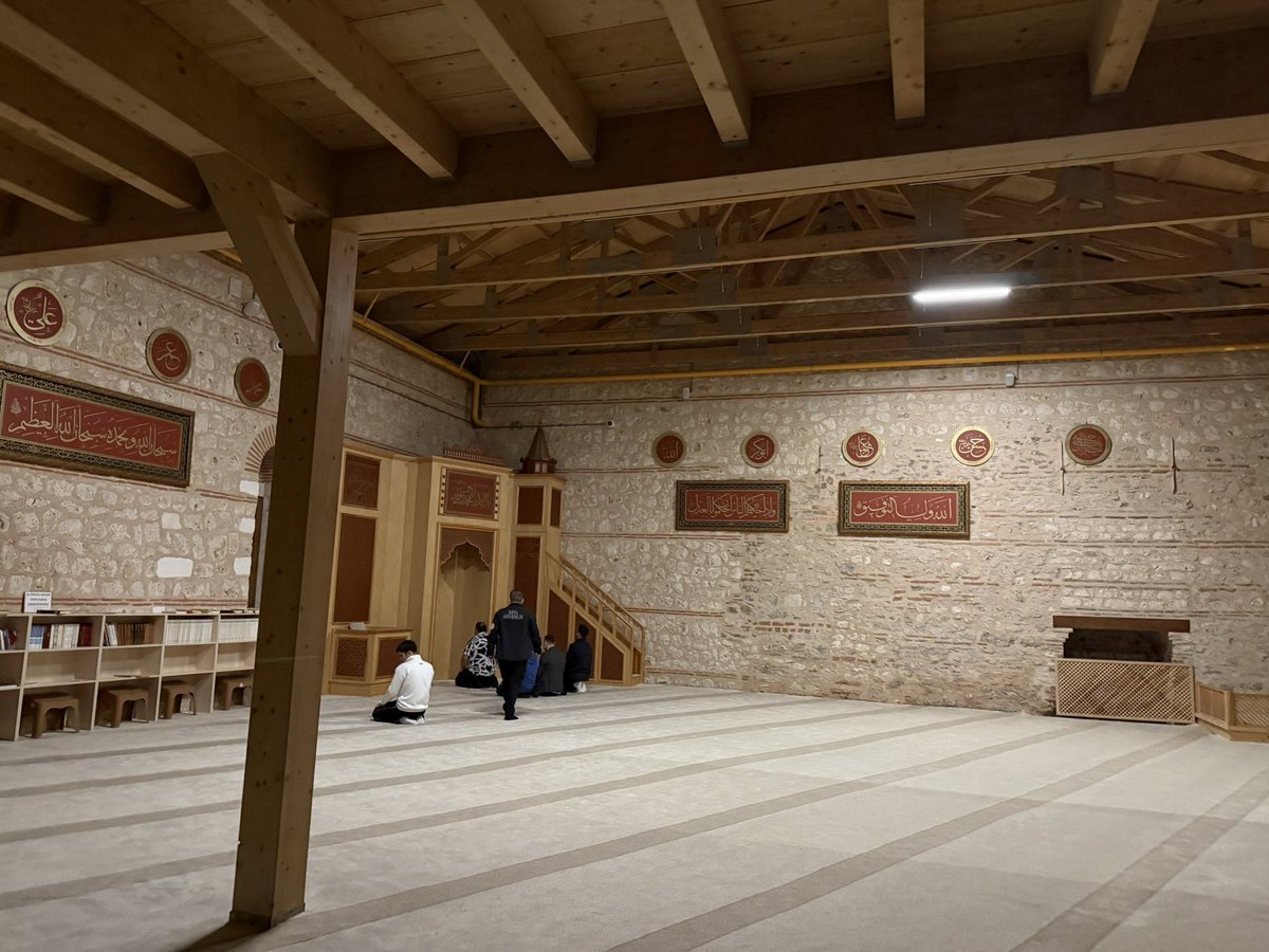 2.Mahmud hayratı Rami Kışla Camii . İstanbulun pek bilinmeyen tarihi eserlerinden.