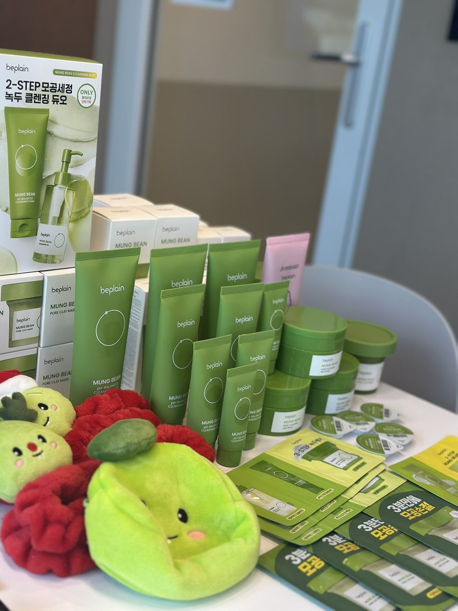 klabo__official's tweet image. 韓国コスメブランドbeplainで商談
私のイチオシは
👉クレンジングバーム

商品名は緑豆毛穴クレンジングミルクバーム

▶︎病みつきになる柔らかさ。乳化早い！
▶︎二重洗顔いらないのかよ！と叫びたくなる洗浄力
▶︎洗い上がりはなぜこんなにしっとりするの？

お試しあれ！LOFTで買える
#beplain…