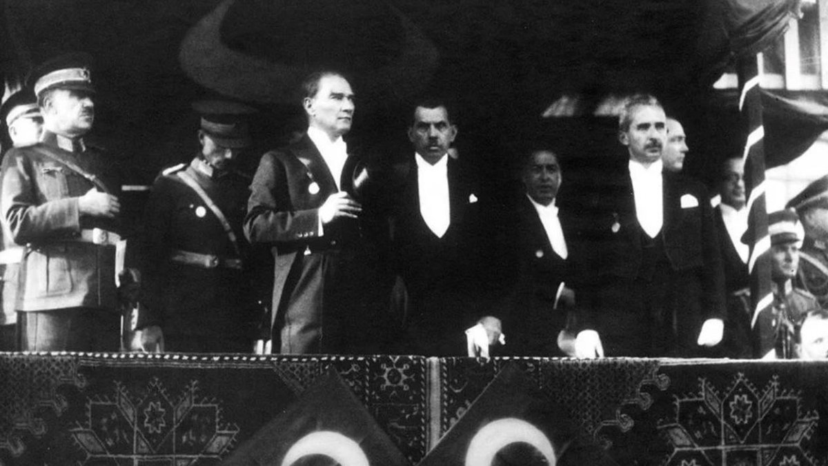 29 Ekim, tam bağımsızlığın, halka dayanan iradenin adıdır.

Emperyalizme karşı “Ya istiklal ya ölüm” diye haykıran, bütün silahı sadece yurt sevgisi olan bir milletin zaferidir. Her adımında milletini düşünen bir lider olan Mustafa Kemal Atatürk’ün “Egemenlik kayıtsız şartsız