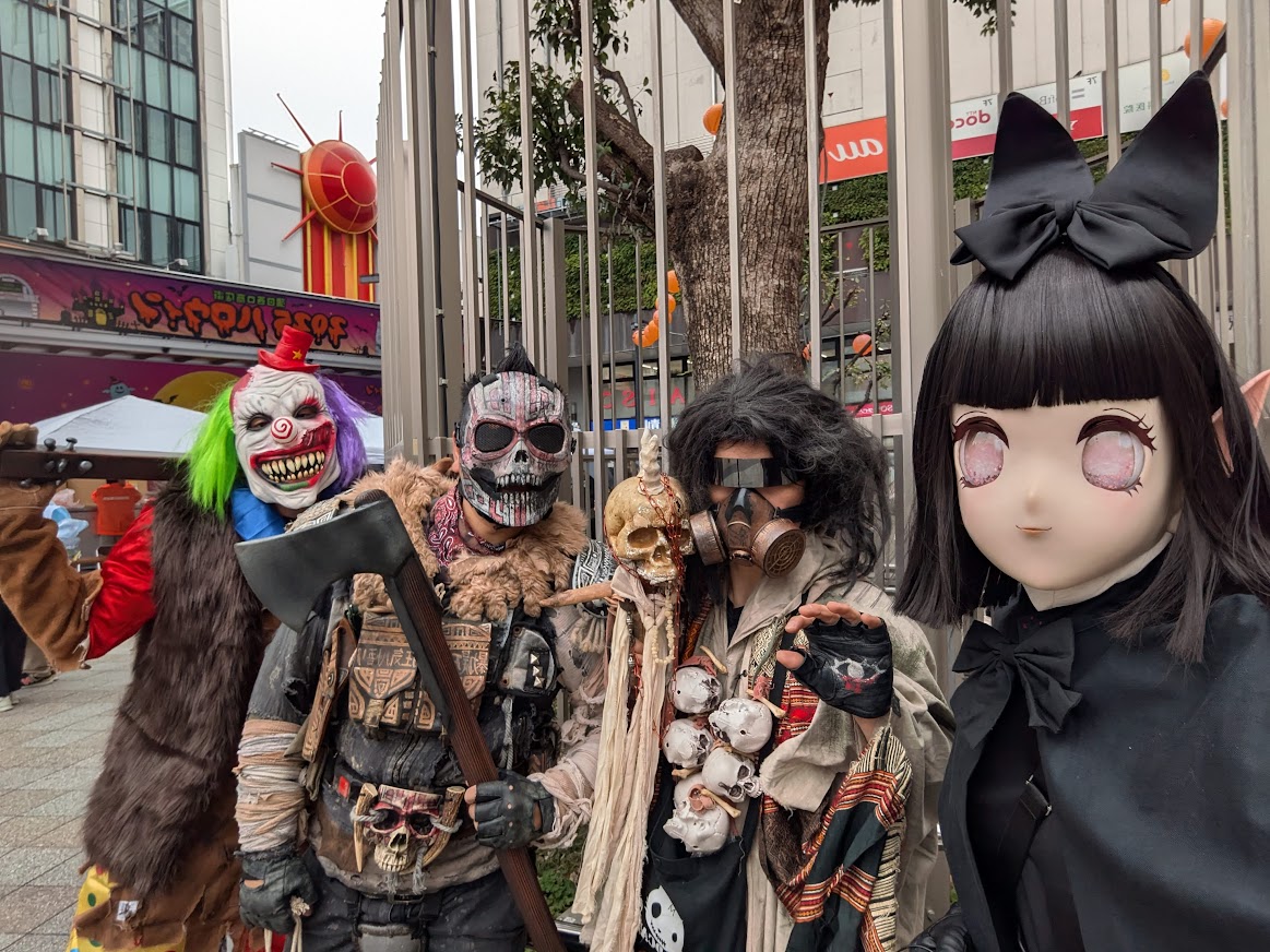 Nyanbelle2's tweet photo. 【蒲田ハロウィンのアルバム④ 】  
昔の青汁のCMではないですが「恐い！でも優しいよ♪」が良いところなのですねー♪　
私、どちらかというと作る側なので、楽しませるなら徹底的にリアルにという造形・工夫を見ることができて幸せでした♪
次作の刺激になります！

  #蒲田ハロウィン　 #カマハロ https://t.co/CpT37Ufggw