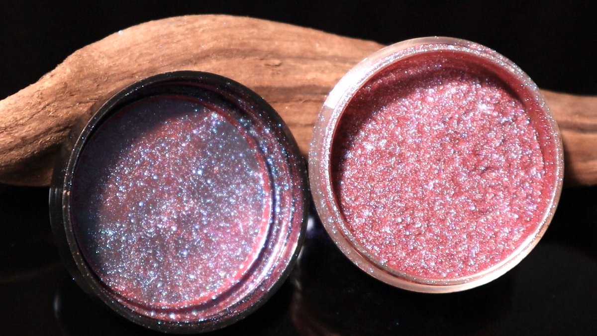 ColorayCosmetic's tweet image. Titanium-free innovation: The metallic color-changing series uses titanium-free multi-layer coating technology to achieve a super strong metallic shimmering luster and a magical color-reflecting effect that changes with the angle of view. #coloray #pigment