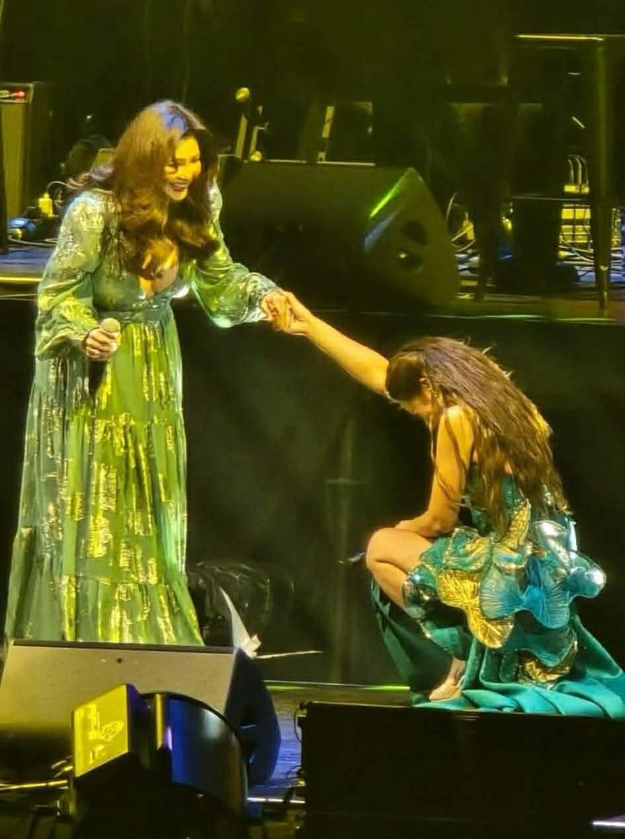 A powerful gesture of love, admiration, and respect. All hail the Queen   Regine Velasquez and Mariah Carey