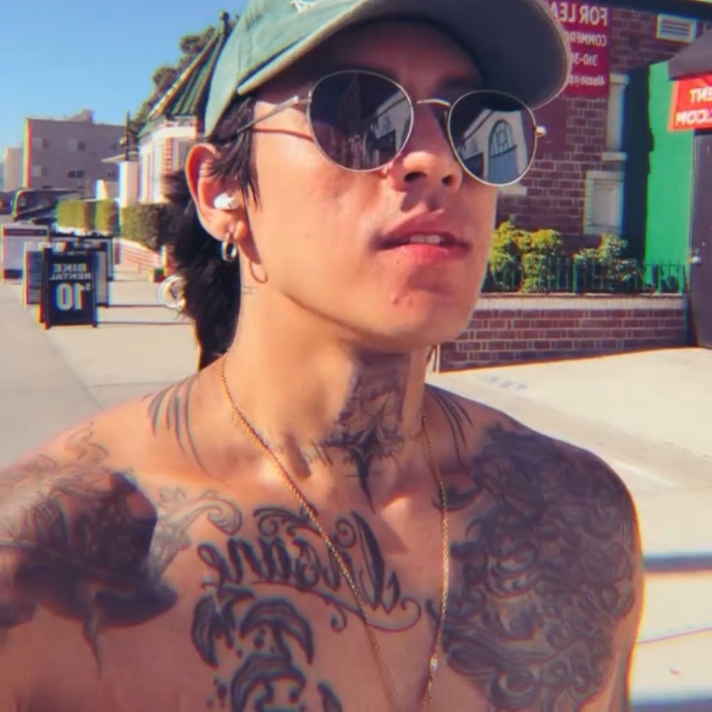 ian when his                     ian when his
tattoos aren’t                   tattoos are
showing                             showing

💞🌸🎀🥹🤏                 🖤🎸👹⛓️🍷