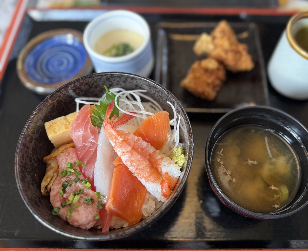 polarbearrabbit's tweet photo. 房総の海鮮丼、唐揚げが美味しかったです。
今日もドジャースが勝ちますように。^-^*
#海鮮丼 #海鮮 #delicious #tokyocameraculb #ランチ #昼食 #まくろ #えび #メニュー #房総 #房総グルメ #グルメ #grume #おいしい #お刺身 #卵 #卵焼き #魚 #fish #唐揚げ #chickin #味噌汁 #東京カメラ部 https://t.co/TV7DPlv7gX